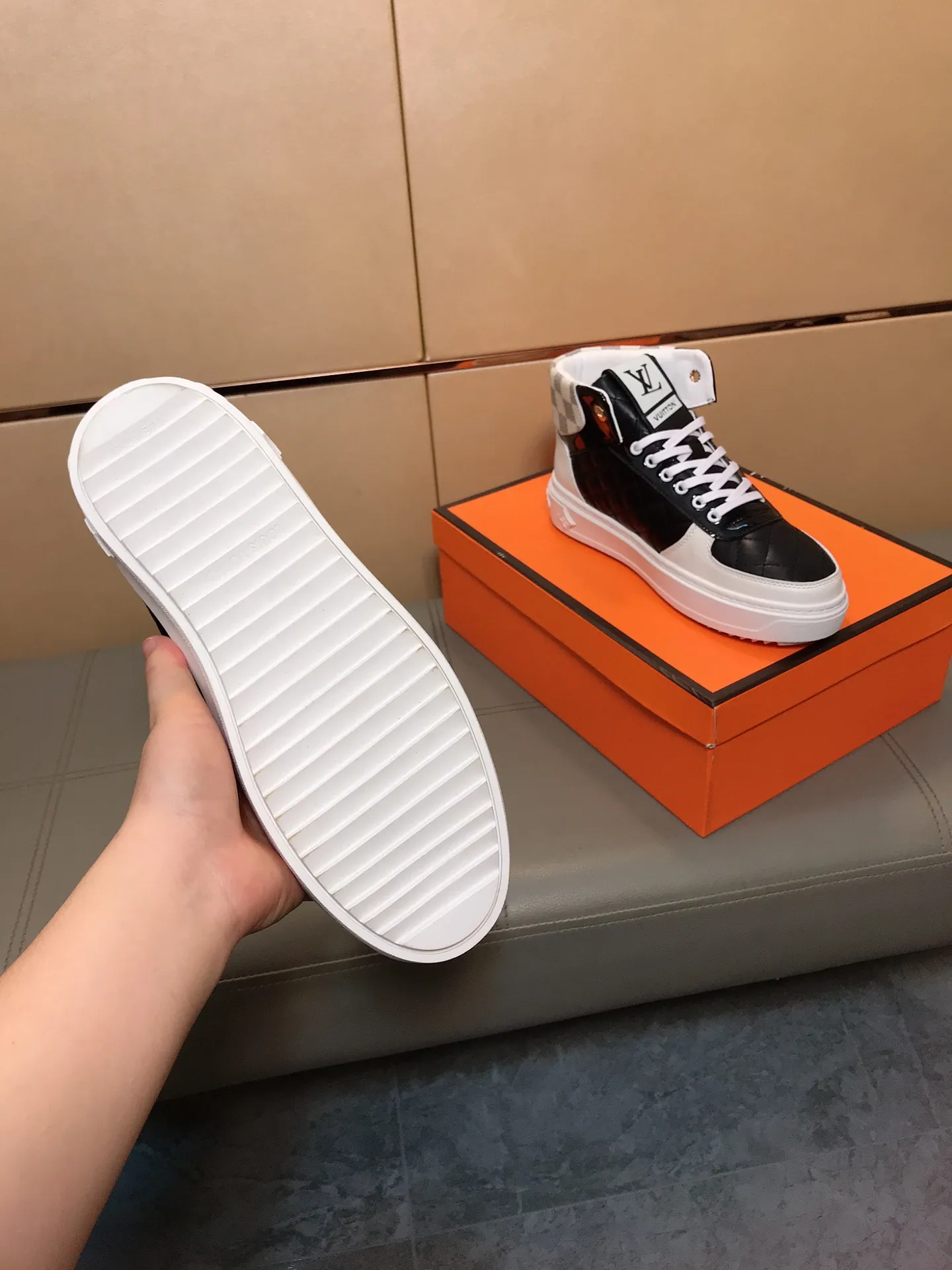 Factory price 400 👟👟🤝 (LV Louis Vuitton) New Korean style high-top casual shoes for men [Proud] hot style, imported cowhide with original printing, genuine leather lining, wear-resistant and non-slip rubber outsole. If you are still worried about wearing matching shoes, then these shoes are your best choice! Code number: 38-44